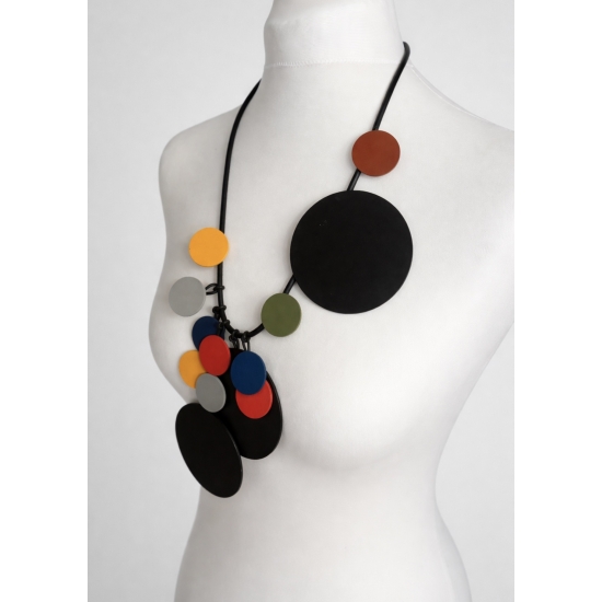 Naszyjnik z drewnianymi kołami – artystyczna forma i kolor.